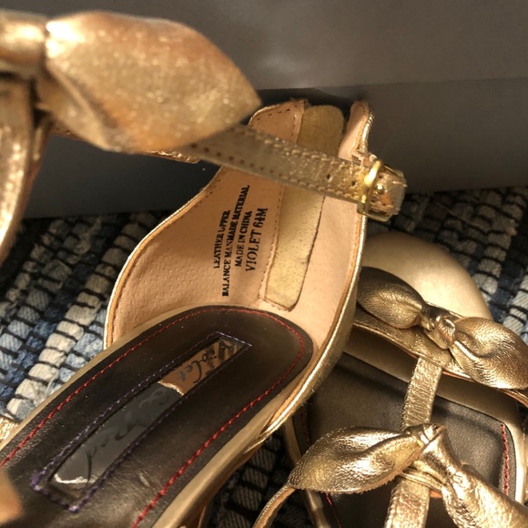 Beautiful bow front gold heals - Picture 6 of 8